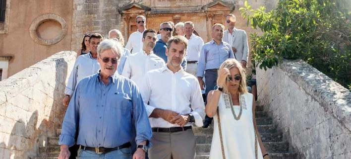 Σε μοναστήρι στα Χανιά ο Κυριάκος Μητσοτάκης με τη σύζυγό του [εικόνες]